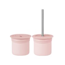 Este produto é da marca Minikoioi, da cor rosa e cinzento. É um Sipsnack, que é um copo com tampa e alça, ideal para transportar líquidos de forma segura. É perfeito para levar líquidos para qualquer lugar, mantendo-os frescos e seguros.