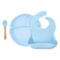 Este produto é da marca Minikoioi e é um conjunto de alimentação BLW na cor azul mineral. É ideal para ajudar os pais a alimentar os seus bebés de forma saudável e divertida.