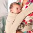 Esta mochila portabebé da Ergobaby é de cor creme e é ideal para transportar o bebé de forma segura e confortável. Esta mochila possui um sistema de ventilação Soft Air Mesh que garante a circulação de ar para o bebé.