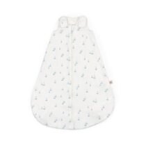 Este produto é um saco de dormir da marca Ergobaby, na cor Sailboat Dreams. É ideal para bebés entre 6 e 18 meses, pois mantém-nos aquecidos e seguros durante a noite. Além disso, é fácil de transportar, tornando-se ideal para viagens.