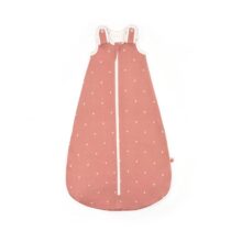 Este produto é da marca Ergobaby e é um saco de dormir clássico na cor rosa com corações. É ideal para bebés de 0 a 6 meses e tem um TOG de 0,5 para manter o bebé aquecido e confortável durante a noite.