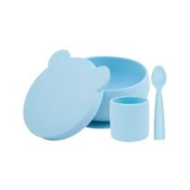 Este produto é da marca Minikoioi e é um conjunto de alimentação BLW na cor azul mineral. É ideal para ajudar os pais a alimentar os seus bebés com alimentos sólidos, pois possui tigelas, colheres e pratos que facilitam o processo.