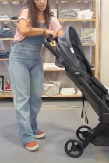 Único carrinho de bebé ultra compacto com ajuste do manípulo de condução em altura
